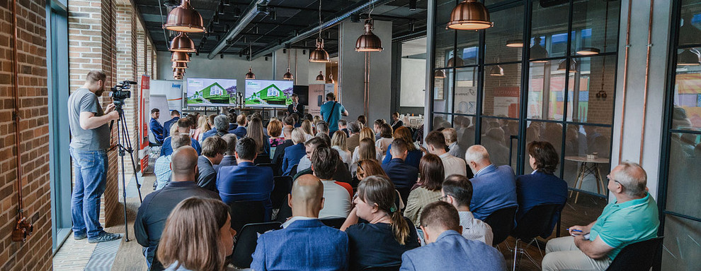 Sawatzky приняла участие в деловом завтраке meeting! Sawatzky приняла участие в деловом завтраке meeting!
