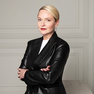 Евгения Власова, отмечает 30-летие работы в компании